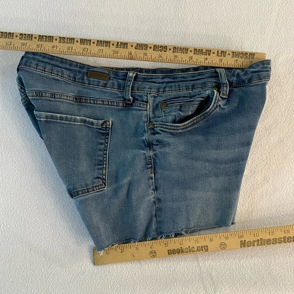 Kut from the Kloth Blue Jean Shorts Classic Cut-Off Style - Picture 5 of 11